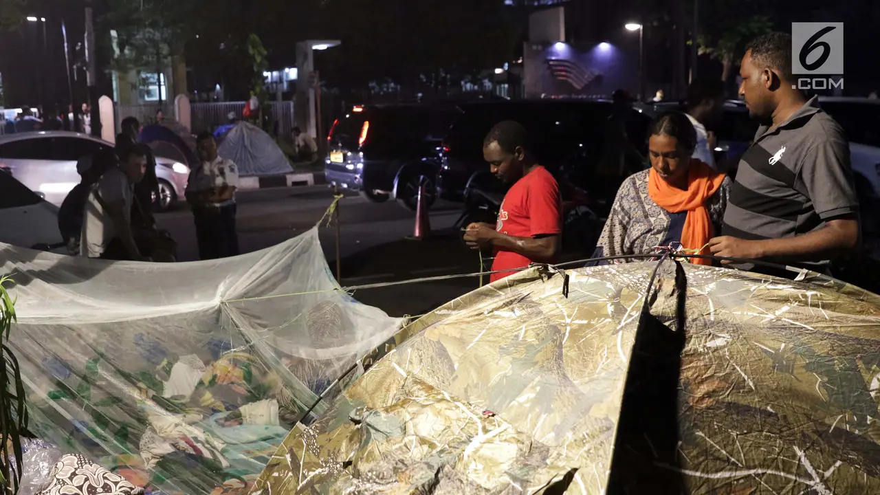 Potret Kehidupan Para Pencari Suaka di Malam Hari