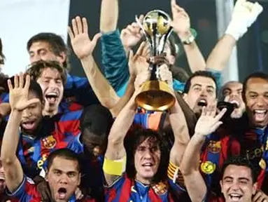 Para pemain Barcelona mengangkat trofi Piala Dunia Antarklub setelah mengalahkan Estudiantes di Abu Dhabi, UEA, 19 Desember 2009. AFP PHOTO/KARIM SAHIB
