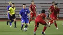 Striker Thailand, Supachok Sarachat, menggiring bola saat melawan Timnas Indonesia pada laga SEA Games 2019 di Stadion Rizal Memorial, Manila, Selasa (26/11). Indonesia menang 2-0 atas Thailand. (Bola.com/M Iqbal Ichsan)
