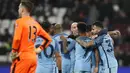 Para Pemain Manchester City merayakan gol kelima saat melawan West Ham United pada laga Piala FA di London stadium, (6/1/2017). City menang 5-0. (AP/Kirsty Wigglesworth)