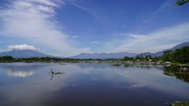 Indahnya suasana kawasan wisata Situ Bagendit, Garut, Jawa Barat saat menjelang petang tiba.