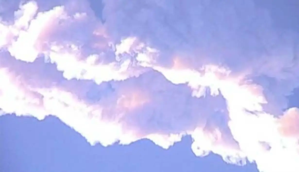 Gumpalan asap bekas lintasan meteor yang jatuh di Rusia itu mirip dengan gumpalan awan , Selasa (22/4/2014) (Livescine.com)