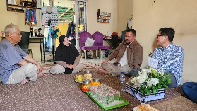 BCA dan Merdeka.com Sambangi Keluarga Jurnalis Arie Basuki yang Hilang Kontak