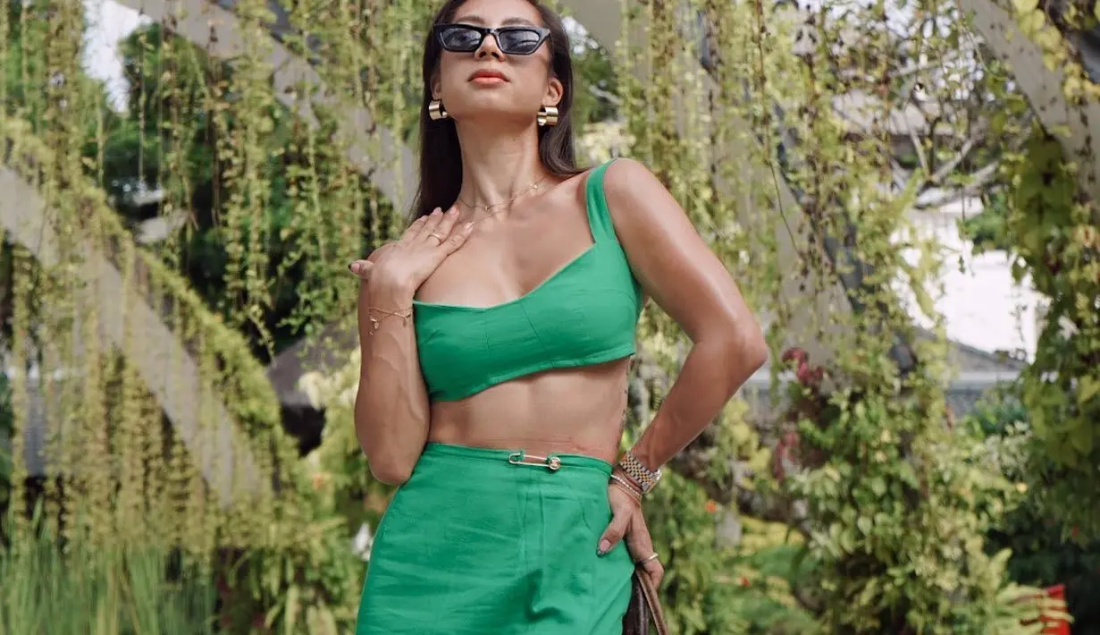 Sebentar lagi punya anak keempat, Jennifer Bachdim tampak stunning dengan setelan outfit hijau. [@jenniferbachdim].