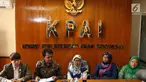 Ketua KPAI, Susanto (kedua kiri) bersama Komisioner dan Kuasa Hukum Panitia Acara 'Untukmu Indonesia' Hendry Indraguna (kiri) menyampaikan keterangan terkait kasus “Sembako Maut” di Jakarta, Jumat (4/5). (Liputan6.com/Immanuel Antonius)