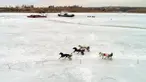Peserta memacu troika selama bersaing dalam balapan kuda Ice Derby di Sungai Yenisei yang membeku, Krasnoyarsk, Rusia (16/3). Ice Derby merupakan kejuaraan balap kuda amatir yang berlangsung setiap akhir musim dingin. (Reuters/Ilya Naymushin)