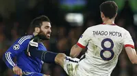 Kaki dari gelandang PSG, Thiago Motta , mengenai badan gelandang Chelsea, Cesc Fabregas. Meski bermain tandang, PSG lebih menguasai jalannya laga dengan penguasaan bola 56 persen. (Reuters/Eddie Keogh)