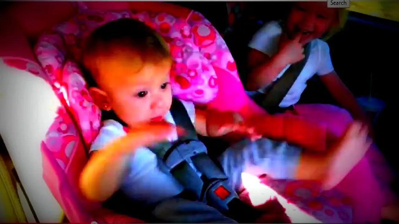 Lagu 'Gangnam Style' Menyihir Bayi Lucu Bangun Dari Tidurnya