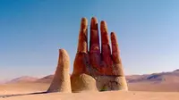 Tangan raksasa di Gurun Atacama Chile undang rasa penasaran wisatawan.