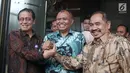 Ketua KPK Agus Rahardjo (tengah) bersalaman bersama Kepala PPATK Kiagus Ahmad Badaruddin (kanan) dan Wakil Kepala PPATK Dian Ediana Rae (kiri) usai melakukan pertemuan di Gedung KPK, Jakarta, Selasa (6/3). (Liputan6.com/Herman Zakharia)