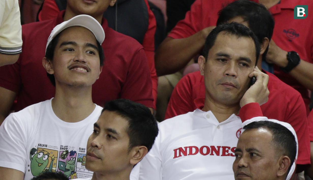 Putra Presiden Joko Widodo, Kaesang Pangarep, menonton laga Piala AFF 2018 antara Singapura melawan Timnas Indonesia di Stadion Nasional, Singapura, Jumat (9/11). Singapura menang 1-0 atas Indonesia. (Bola.com/M Iqbal Ichsan)