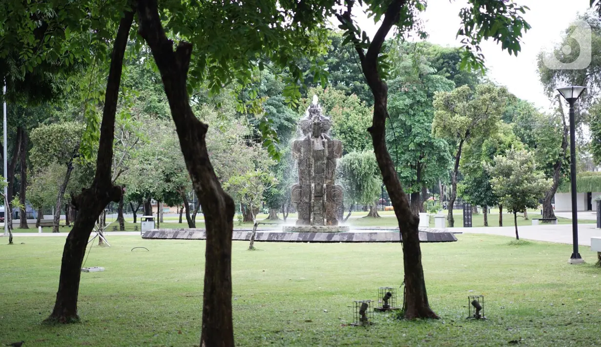 Suasana Taman Lapangan Banteng yang tutup di Jakarta, Minggu (20/9/2020). Seluruh taman kota dan hutan kota ditutup kembali untuk sementara terkait pemberlakuan PSBB total di Jakarta guna menekan penyebaran virus covid-19. (Liputan6.com/Immanuel Antonius)