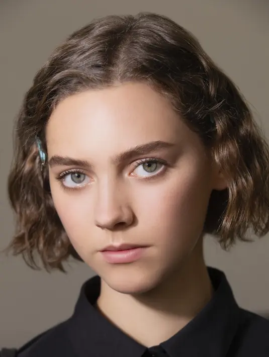 Tren makeup monokromatik dengan complexion yang luminous bisa kamu lihat dalam show Chanel SS24 di PFW. [Dok/Chanel]