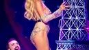 Paris Hilton berpose mengenakan koleksi busana The Blonds x Moulin Rouge! The Musical dalam acara New York Fashion Week, Amerika Serikat, Senin (9/9/2019). Paris Hilton tampil seksi dan glamor dengan mengenakan bodysuits renda berhias berlian. (Eduardo Munoz Alvarez/AFP)