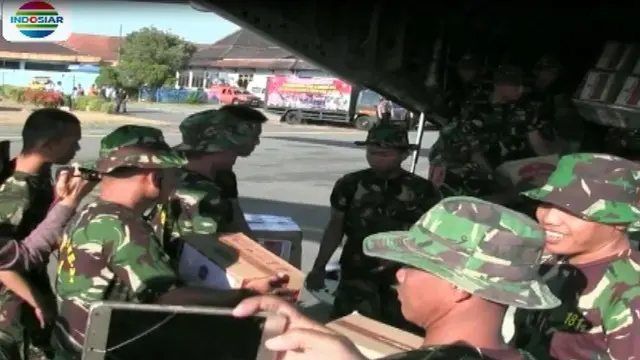 Puluhan personil TNI Angkatan Darat dikerahkan untuk memindahkan ribuan paket bantuan yang akan didistribusikan kepada warga Lombok.