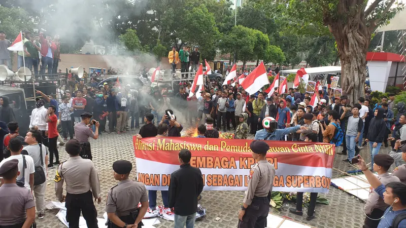 Demo berlangsung ricuh di depan gedung KPK, Jumat (13/9/2019). (Liputan6.com/ Nanda Perdana Putra).