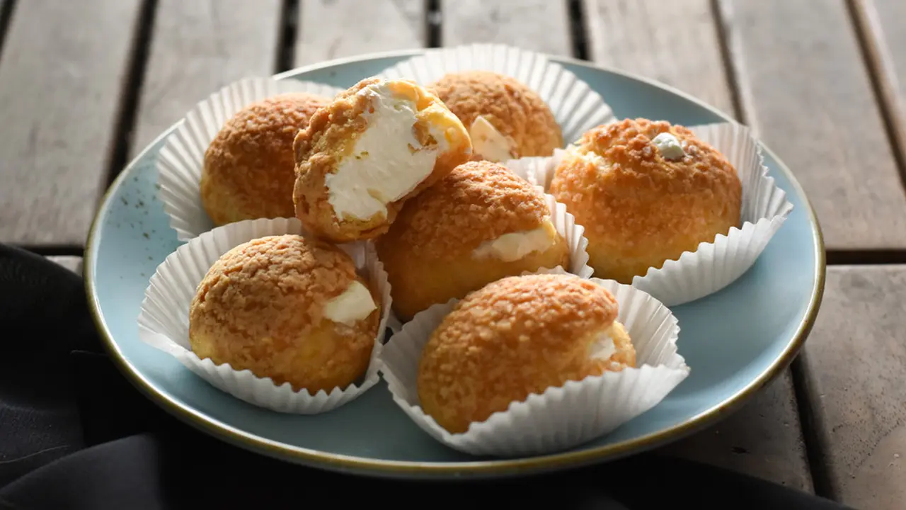 custard cream puff
