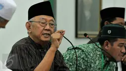 Ketua PWNU Jatim, Gus Sholah memberikan keterangan usai pertemuan dengan peserta yang kecewa terhadap berlakunya mekanisme AHWA yang diterapkan untuk memilih Rais Aam, di Aula Yusuf Hasyim Ponpes Tebu Ireng, Jombang, Rabu (5/8). (Liputan6.com/Johan Tallo)