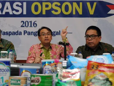 Kepala BPOM, Roy Sparringa (tengah) memberikan keterangan terkait hasil operasi Opson V di Gedung BPOM, Jakarta, Selasa (12/4/2016). BPOM menyita 12 truk pangan illegal dengan nilai lebih dari 6,3 miliar rupiah. (Liputan6.com/Helmi Fithriansyah)