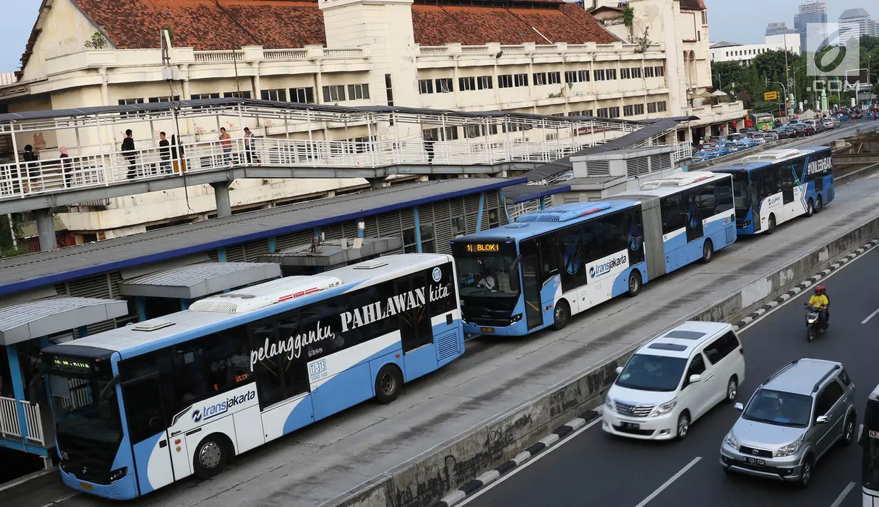 Bus Transjakarta mengangkut penumpang di Halte Harmoni, Jakarta, Senin (10/7). PT Transportasi Jakarta menargetkan jumlah penumpang bus Transjakarta pada tahun 2017 adalah 185 juta orang, atau naik sebanyak 50 persen. (Liputan6.com/Immanuel Antonius)