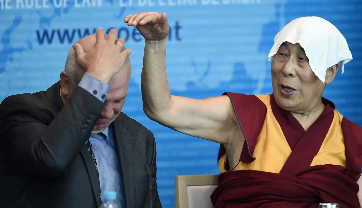 Dalai Lama dan Dewan Komisaris Eropa untuk Hak Asasi Manusia, Nils Muiznieks saat berada di Dewan Eropa, Strasbourg, Perancis, Kamis (15/9). Ini adalah kunjungan Eropa pertama Dalai Lama setelah lima tahun. (AFP PHOTO/Frederick Florin)