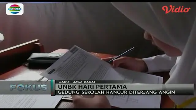 Di Garut, Jawa Barat, murid SMA Negeri 30 harus mengerjakan soal ujian di dalam tenda darurat karena gedung sekolah hancur. 