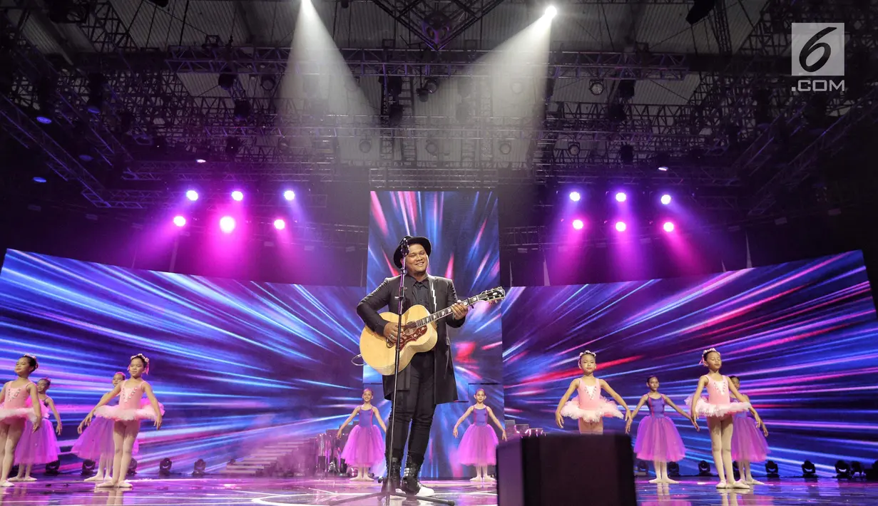 Penampilan Virgoun membawakan lagu berjudul "Bukti" pada malam puncak HUT ke-28 SCTV di ICE BSD, Tangerang Selatan, Jumat (24/8). Sejumlah musisi dan pemain sinetron turut memeriahkan HUT SCTV ke-28. (Liputan6.com/Faizal Fanani)