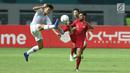 Pemain Timnas Indonesia, Stefano Lilipaly (kanan) berebut bola dengan pemain Hong Kong pada laga uji coba internasional di Stadion Wibawa Mukti, Cikarang, Selasa (16/10). Babak pertama, Indonesia unggul 1-0. (Liputan6.com/Helmi Fithriansyah)