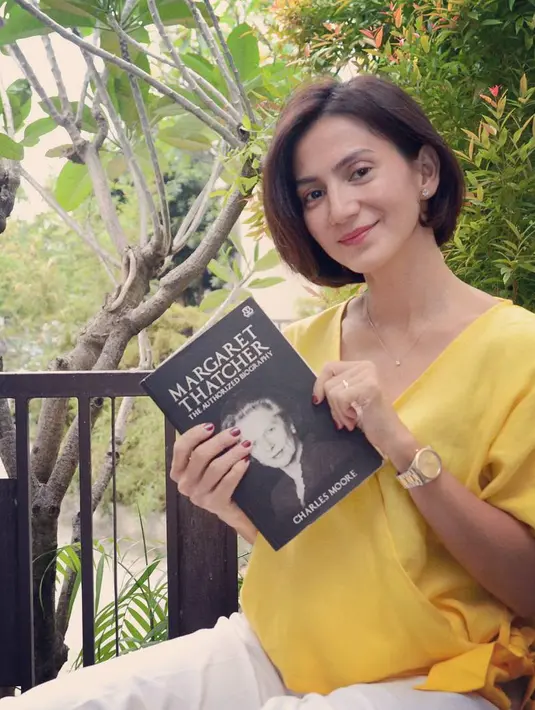 Karena ketertarikan itu, ia pun rajin membaca koran dan tak pernah ketinggalan untuk menonton acara berita untuk mengikuti kabar aktual. (Foto: instagram.com/wanda_hamidah)