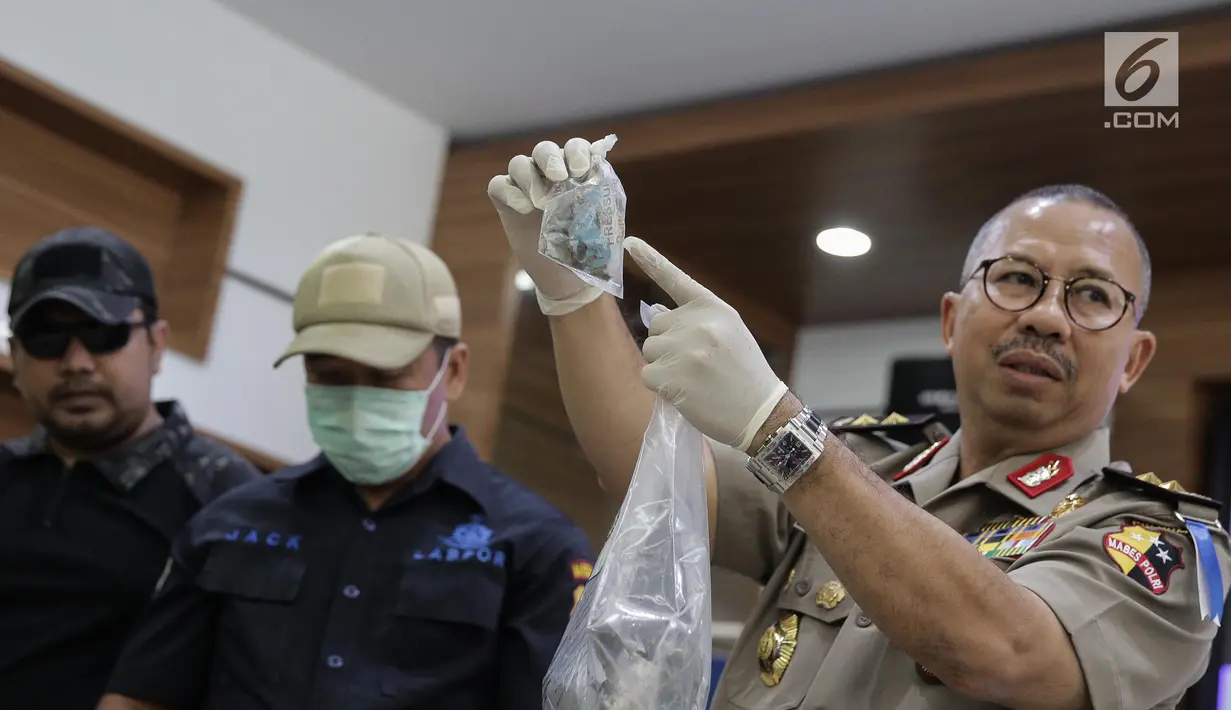 Kepala Divisi Humas Mabes Polri Inspektur Jenderal Pol Setyo Wasisto (kanan) menunjukan barang bukti yang berhasil diamankan saat gelar rilis Pengungkapan Kasus Teroris dan Gelar BB di Divhumas Polri, Jakarta, Kamis (22/6). (Liputan6.com/Faizal Fanani)