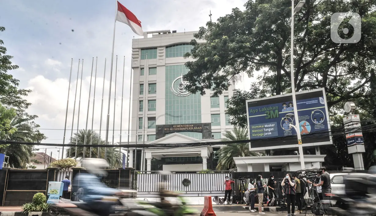 Sejumlah awak media menunggu di depan Gedung Mina Bahari KKP, Jakarta, Rabu (25/11/2020). Menteri Edhy Prabowo beserta istri dan pegawai KKP ditangkap oleh penyidik KPK saat kembali dari Honolulu, Hawai, AS terkait kasus dugaan korupsi perizinan ekspor benih lobster. (merdeka.com/Iqbal S. Nugroho)