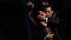 Pasangan asal Kolombia, Juan Vargas dan Paulina Mejia tampil dalam putaran final kategori Stage di Tango Dance World Championship 2019 di Buenos Aires, Argentina, Rabu (21/8/2019). Tango Dance World Championship 2019 diselenggarakan oleh pemerintah Argentina. (AP Photo/Natacha Pisarenko)