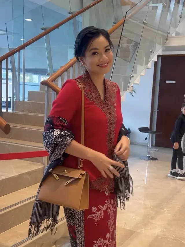 Potret Titi Kamal ketika hadir di wisuda TK putra keduanya. [@titi_kamall]