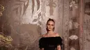 <p>Lily tampil anggun dengan minu dress monokromnya, dengan detail off shoulder dan rok putih mengembangnya. @lilyrose_depp</p>