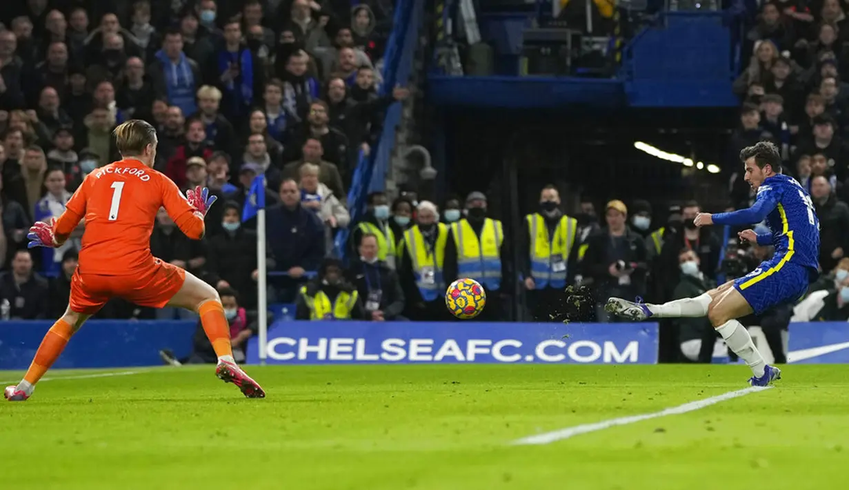 Pemain Chelsea Mason Mount mencetak gol ke gawang Everton pada pertandingan sepak bola Liga Inggris di Stadion Stamford Bridge, London, Inggris, 16 Desember 2021. Pertandingan berakhir imbang 1-1. (AP Photo/Alastair Grant)