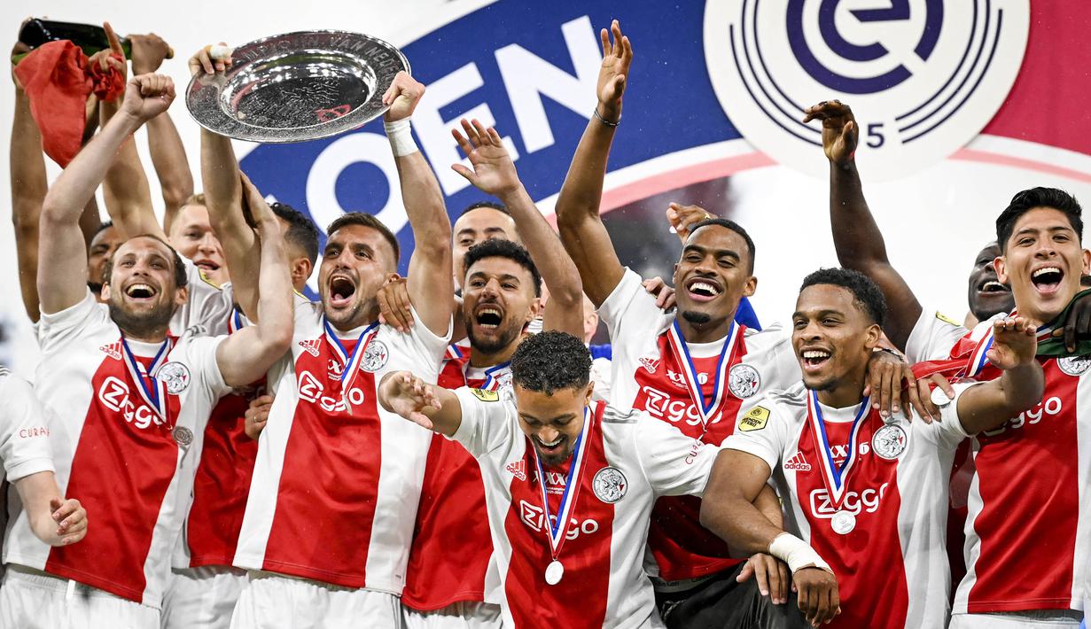 <p>Pemain Ajax Amsterdam merayakan kemenangan sebagai juara Liga Belanda 2021/2022 setelah laga melawan SC Heerenveen di Johan Cruijff Arena, 11 Mei 2022. (AFP/Olaf Kraak)</p>