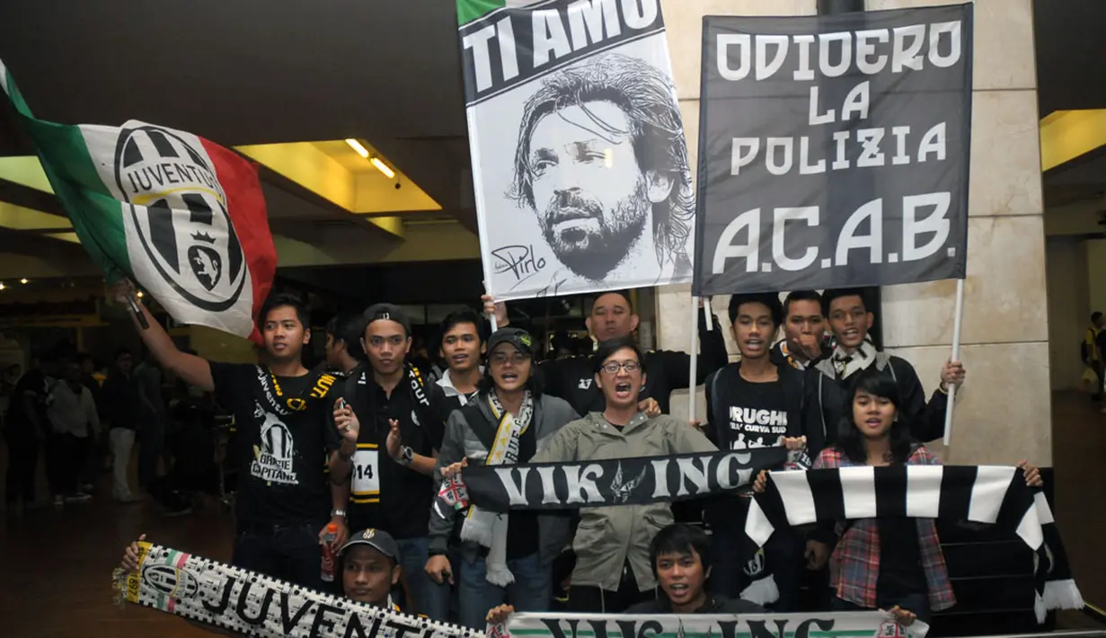 Suporter klub asal Italia, Juventus, berkumpul untuk menyambut kedatangan La Vecchia Signora di Bandara Soekarno-Hatta, (4/8/2014). (Liputan6.com/Helmi Fithriansyah)