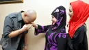 Husein Alatas tampak mencium tangan Elvy Sukaesih di acara perayaan ulang tahun pedangdut senior tersebut di Jakarta, 25 Juli 2015. Husein kini berpacaran dengan Zahira yang merupakan cucu dari ratu dangdut Elvy Sukaesih. (Panji Diksana)
