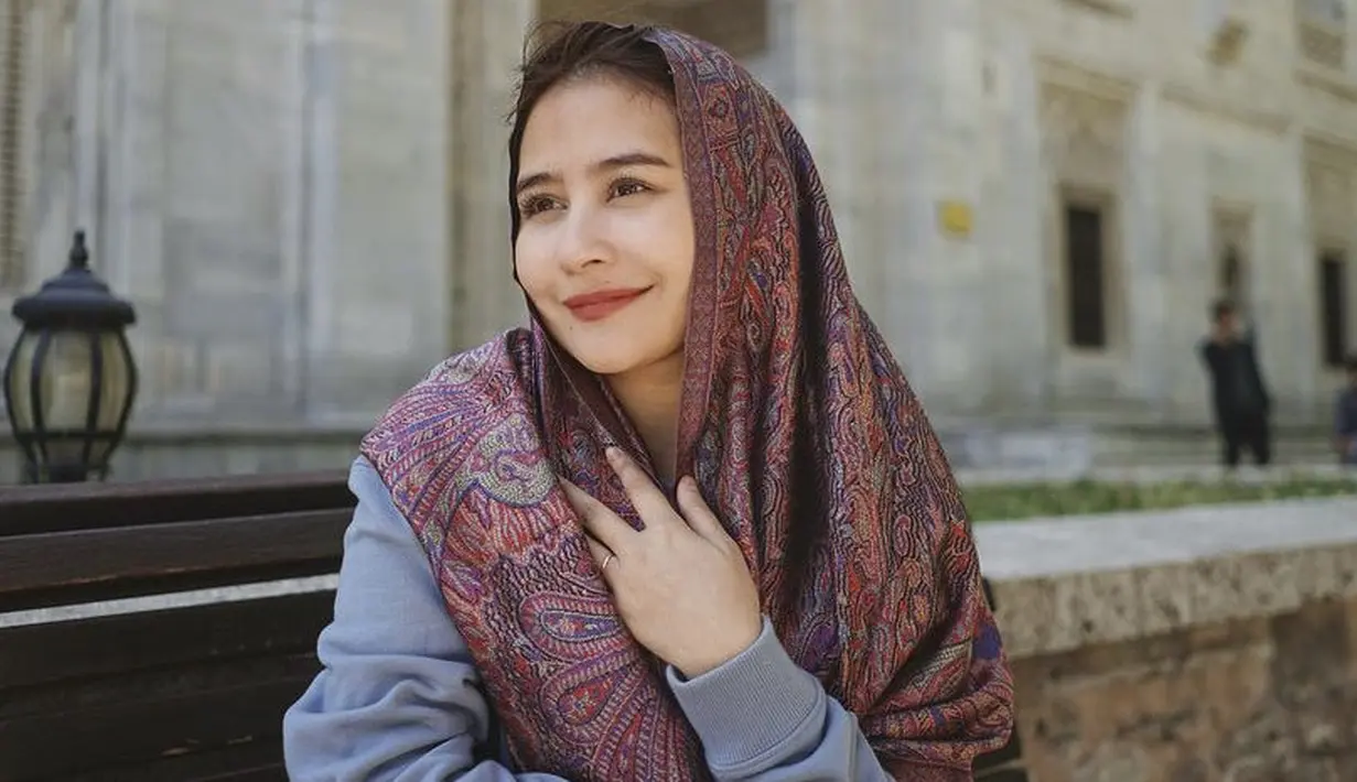 <p>Prilly tampak bersahaja dengan pashmina bermotif didominasi warna merah maroon.&nbsp;@prillylatuconsina96</p>