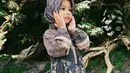 Sebagai paduan, Ameena lengkapi busana muslimahnya dengan pashmina yang dijadikan hijab lilit [@attahalilintar]