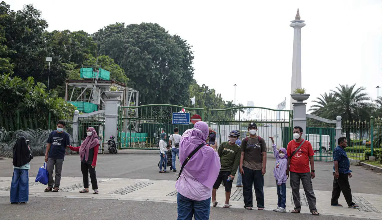 <p>Warga berfoto di halaman luar Monumen Nasional (Monas) Jakarta, Kamis (5/5/2022). Meski kawasan Monas masih ditutup sejak awal pandemi COVID-19 pada Maret 2020 lalu namun tidak menyurutkan minat warga untuk bisa berwisata yaitu dengan memanfaatkan kawasan luar monumen tersebut. (Liputan6.com/Faizal Fanani)</p>