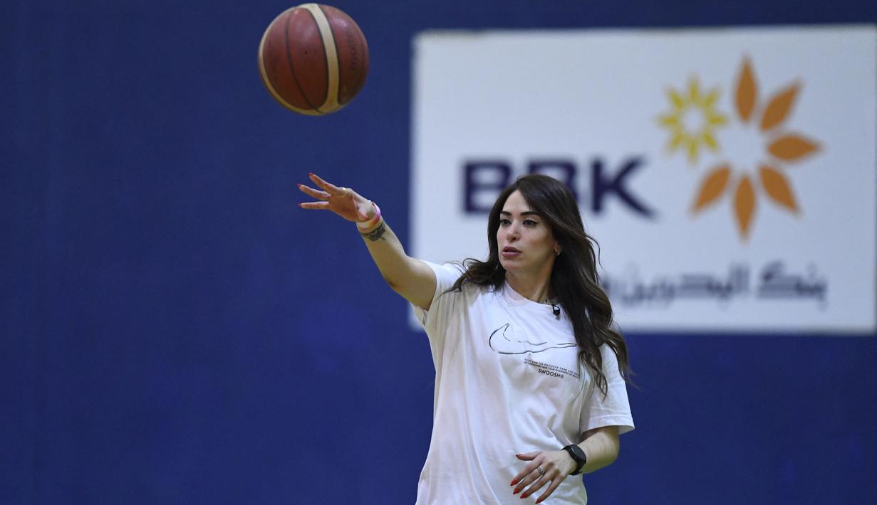 Wanita luar biasa ini merupakan asisten pelatih bola basket di malam hari dan juga pejabat di Otoritas Olahraga Umum Bahrain di siang hari. (AFP/Mazen Mahdi)
