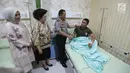 Kapolri Jenderal Tito Karnavian bersalaman dengan pasien saat meninjau gedung Perawatan VIP dan VVIP Anton Sudjarwo usai diresmikan di Rumah Sakit Bhayangkara (RS Polri) Kramat Jati, Jakarta, Kamis (28/12). (Liputan6.com/Faizal Fanani)