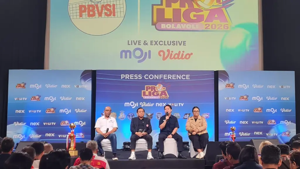 Ketum PBVSI Imam Sudjarwo (dua dari kiri) dan Direktur Moji David Setiawan Suwarto (dua dari kanan) pada konferensi pers Proliga 2026. (Moji)