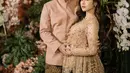 Asky Febrianti, melalui unggahannya, menjelaskan bahwa kebaya Mahalini dibuat dari bahan tile polos yang dipermanis dengan aplikasi payet serta detail handmade eksklusif.  Salah satu daya tarik utama adalah detail tiga dimensi di bagian pinggang yang dibuat menggunakan benang senar, memberikan efek timbul yang unik. Selain itu, area dada dihiasi dengan taburan payet yang memberikan sentuhan glamor tanpa berlebihan. @mahalini].
