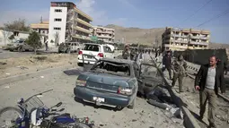 Personel keamanan Afghanistan berkumpul di lokasi serangan bom mobil di Kabul, Afghanistan (13/11/2019). Setidaknya tujuh orang tewas dan tujuh lainnya luka-luka ketika sebuah bom mobil meledak pada jam sibuk pagi hari Kabul pada 13 November. (AP Photo/Rahmat Gul)