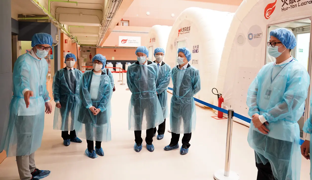 Orang-orang mengunjungi Laboratorium Mata Api (Fire Eye Laboratory) di Hong Kong, China selatan (26/8/2020). Laboratorium yang berlokasi di Sun Yat Sen Memorial Park Sports Center itu siap mendukung pengujian COVID-19 berskala besar. (Xinhua/Li Gang)