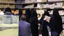 Warga berbelanja jelang bulan suci Ramadhan di supermarket di Ibu Kota Sanaa, Yaman, 30 Maret 2022. (MOHAMMED HUWAIS/AFP)