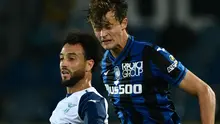 Penyerang Lazio Felipe Anderson (kiri) dan pemain belakang Atalanta Giorgio Scalvini melakukan sundulan pada pekan ke-11 Liga Italia (Serie A) 2022-2023 di Gewiss Stadium, Italia, Senin (24/10/2022) dini hari WIB. Atalanta gagal mengejar ketertinggalan hingga pluit panjang berbunyi. Laga tuntas untuk kemenangan Lazio 2-0.  (Photo by Miguel MEDINA / AFP)
