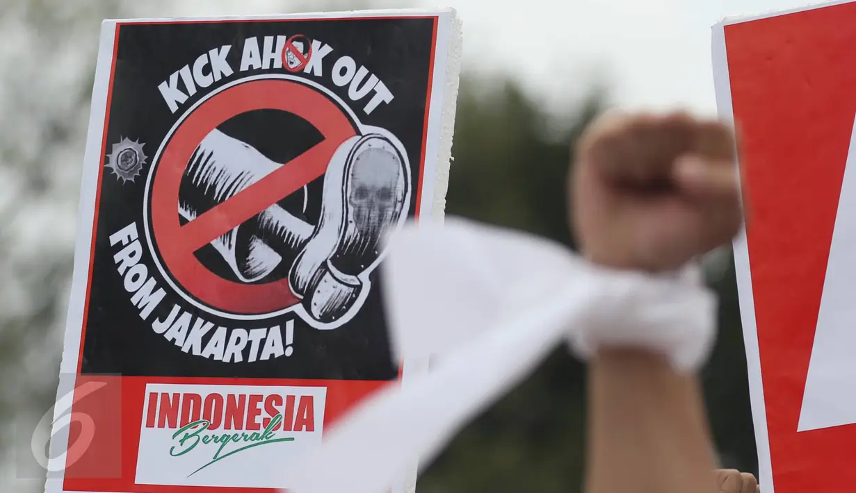 Spanduk menolak Gubernur DKI, Basuki Tjahaja Purnama (Ahok) yang dibawa massa Indonesia Bergerak di Patung Arjuna Wiwaha, Jakarta, Kamis (22/9). Mereka membubuhkan cap jempol menggunakan darah sebagai simbol penolakannya. (Liputan6.com/Immanuel Antonius)